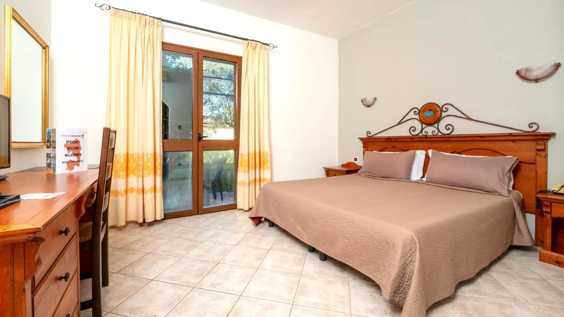 Hotel With Swimming Pool In Arborea Just 650 Meters From The Sea